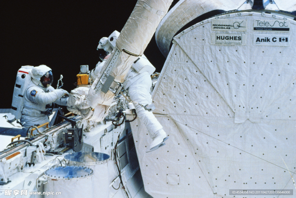 宇航员在空间站维修