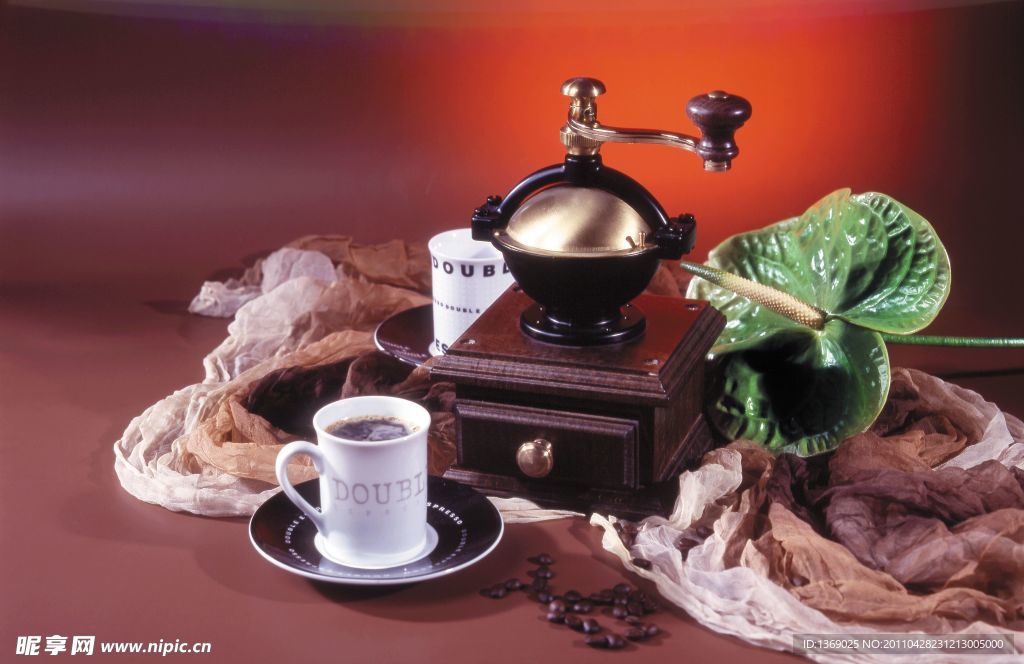 咖啡与老式磨咖啡机