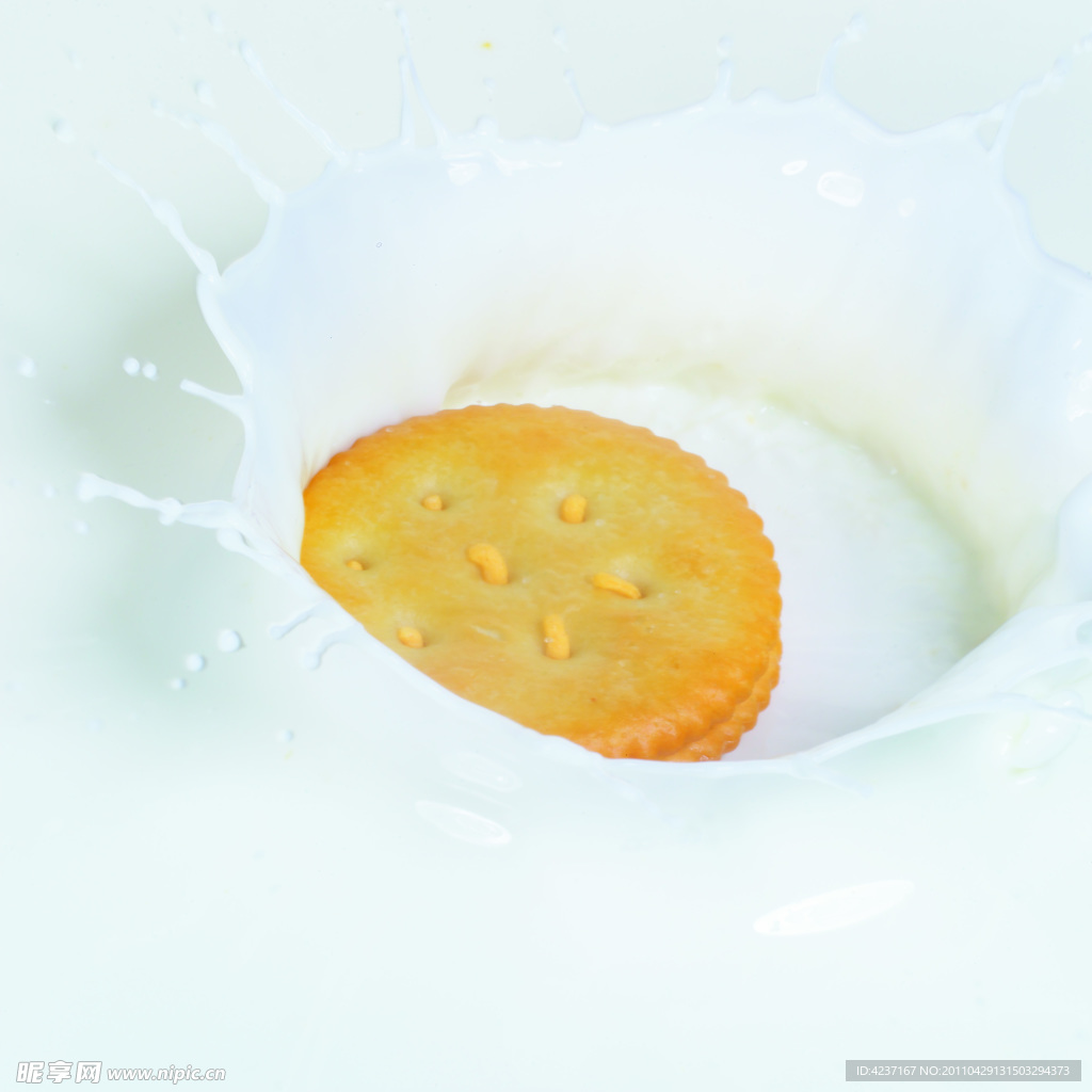牛奶和饼干高清图片下载-正版图片500468181-摄图网