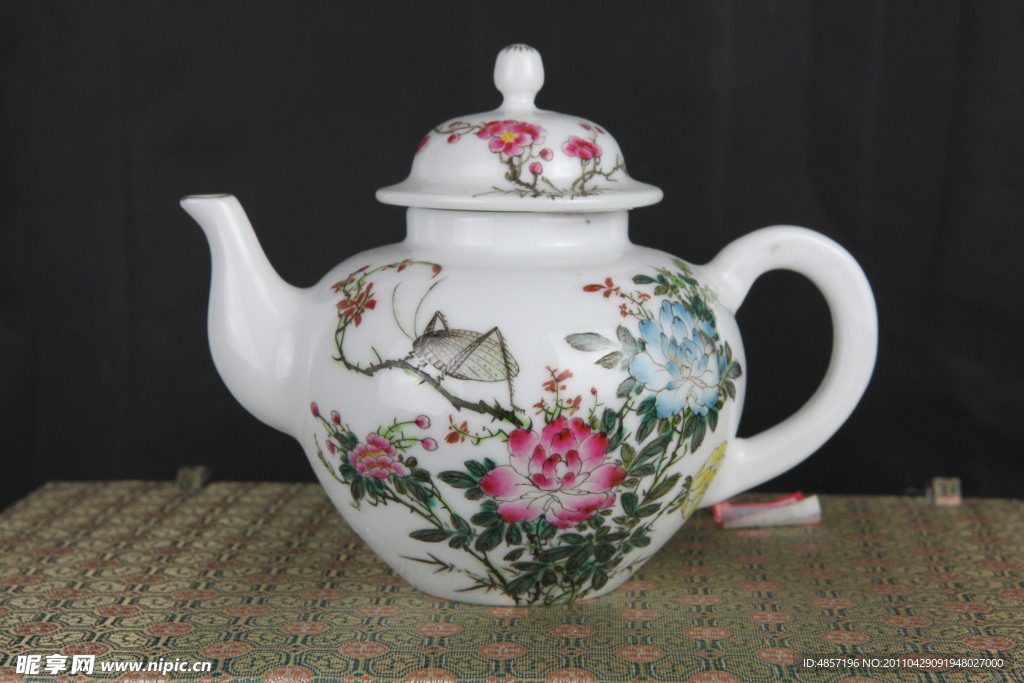 五彩花丛纹茶壶