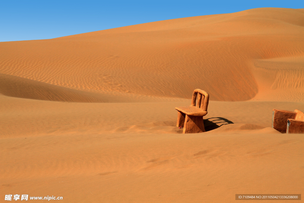 沙漠中的凳子