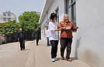 学生在敬老院