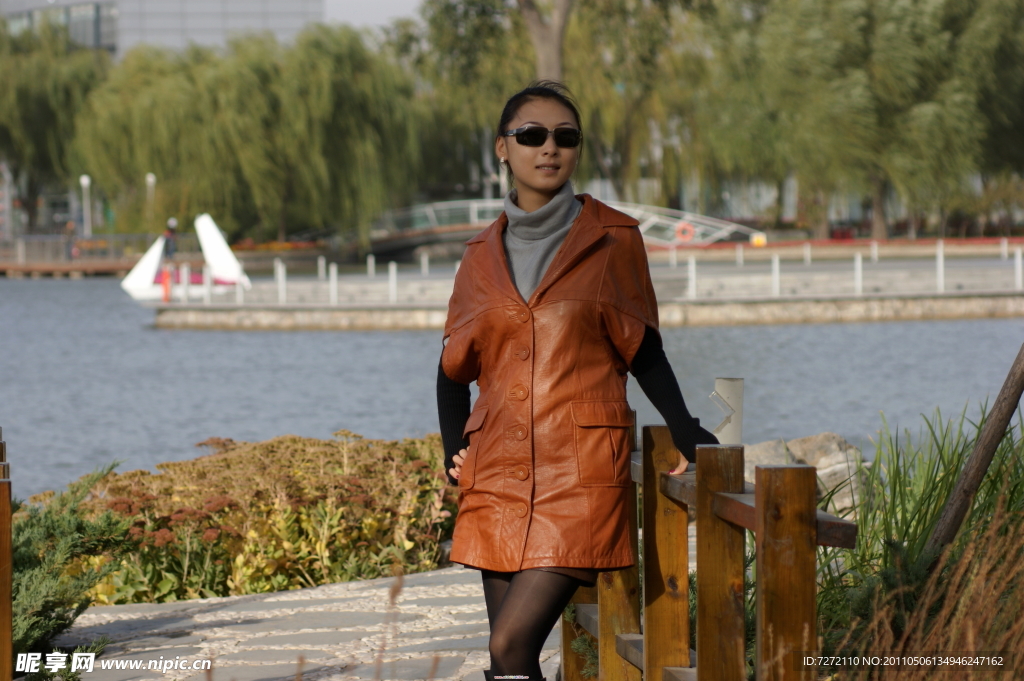 湖畔美女