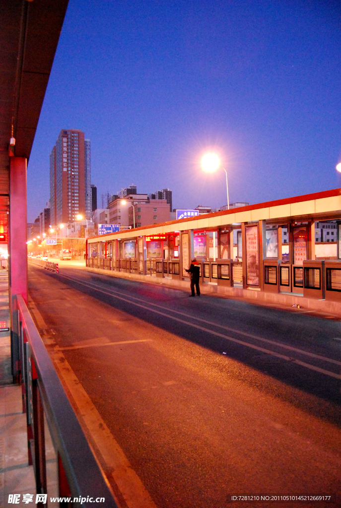 凌晨的BRT公交站点