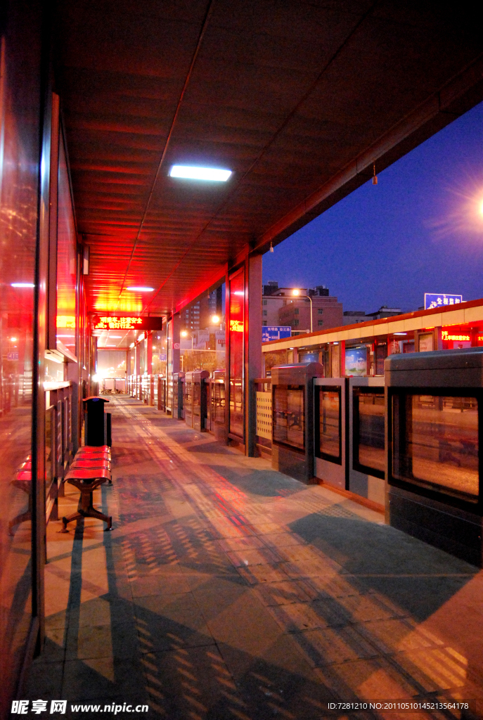 晨曦下的BRT公交站点