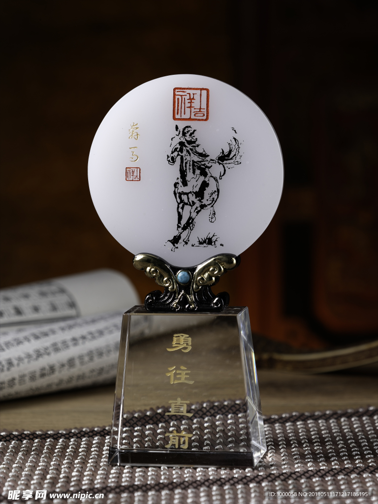 勇往直前桌面摆件