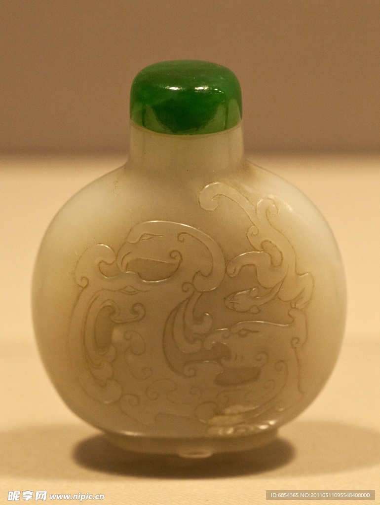 青玉螭虎纹鼻烟壶