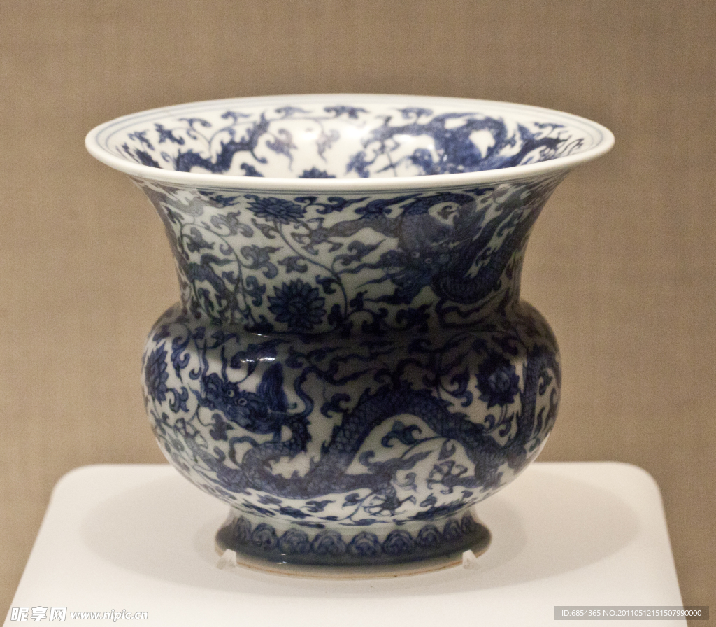 青花穿花龙纹渣斗
