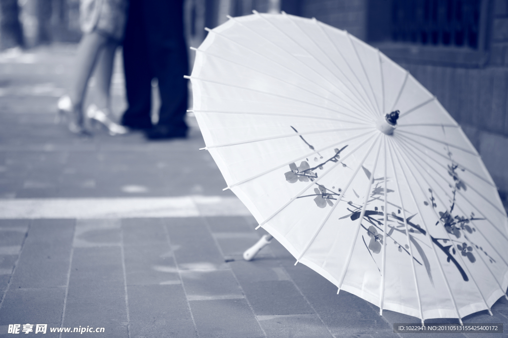 纸伞和情侣