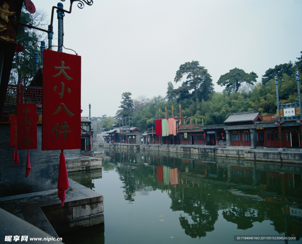 小河旁建筑