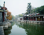 小河旁建筑