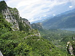 悬崖山峦图
