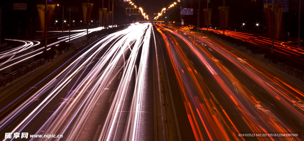 夜间车辆行驶的公路