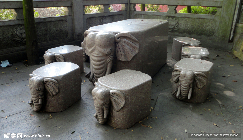 象形石桌凳