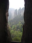 峡谷中山峰