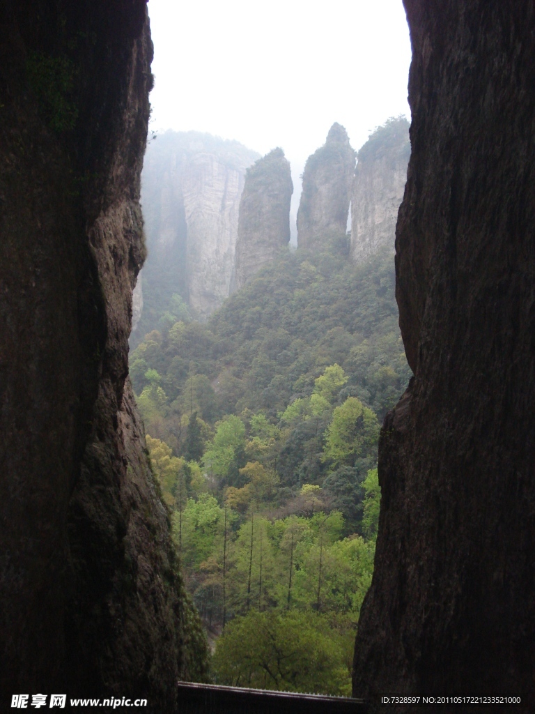 峡谷中山峰