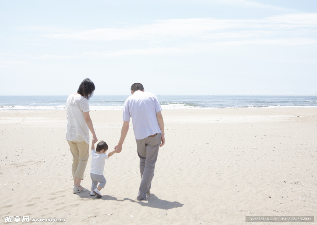 海滩沙滩散步的一家人