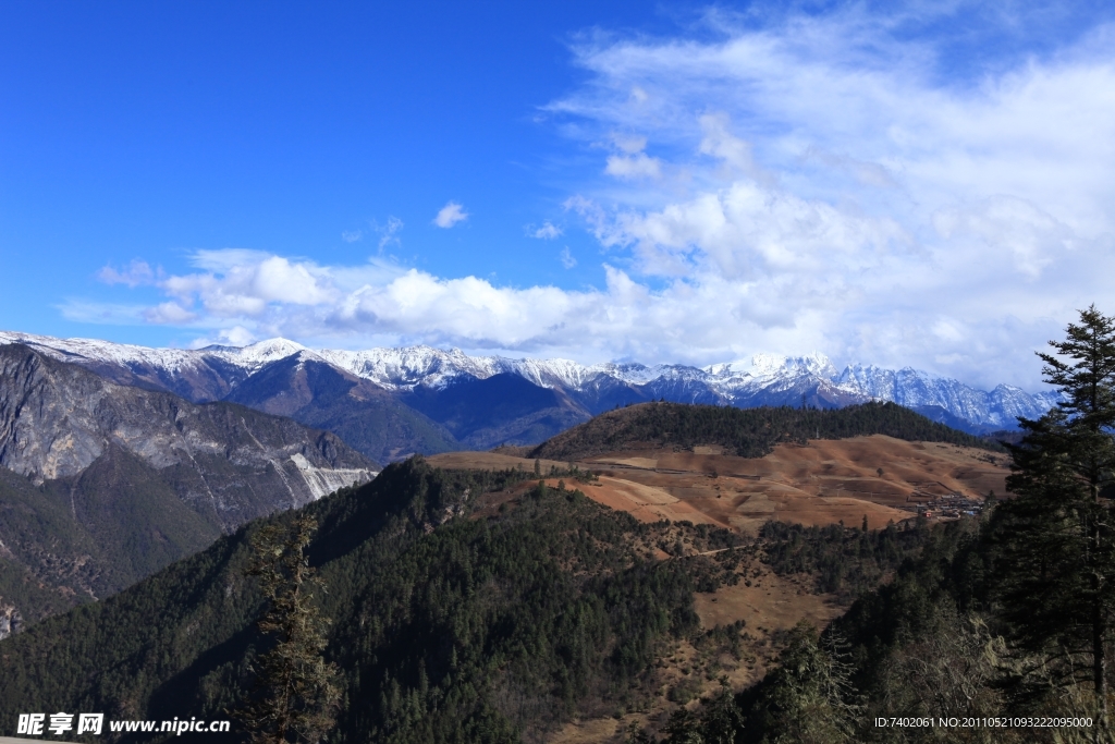 香格里拉雪山