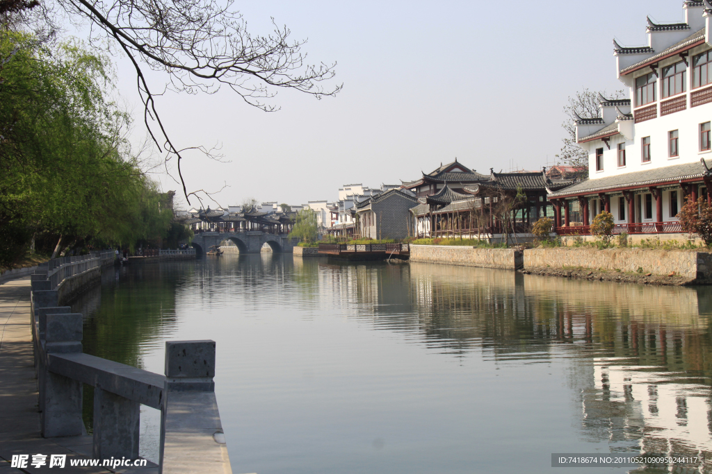 三河古镇河岸风光