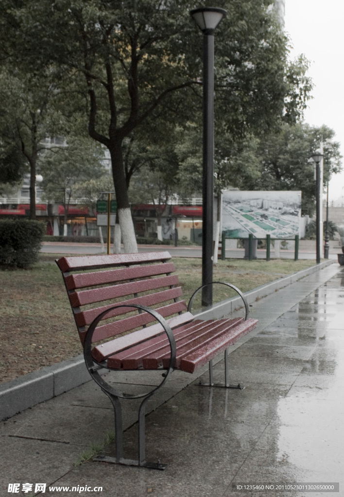 雨中躺椅