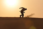 大西北沙漠人物奔跑剪影
