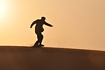 大西北沙漠人物奔跑剪影