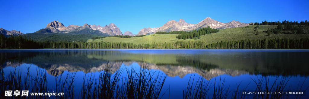 山脉湖水