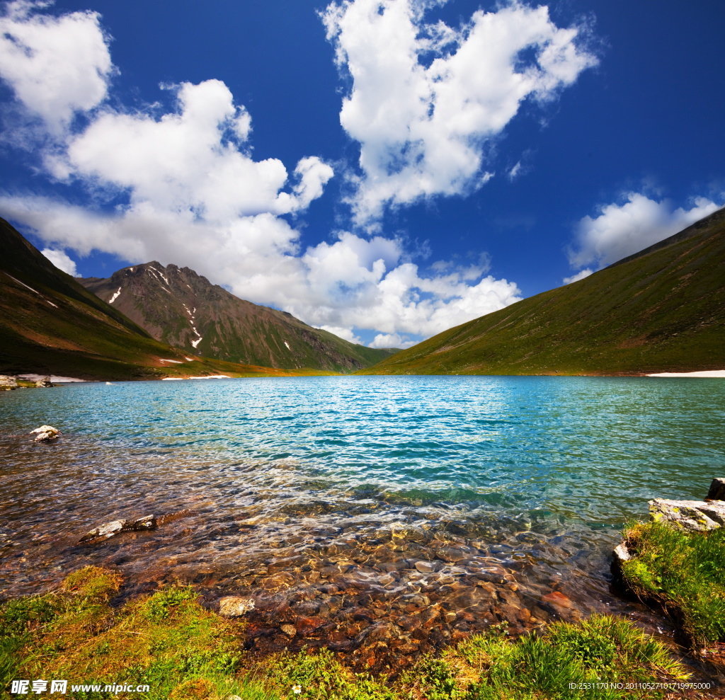 山间湖泊