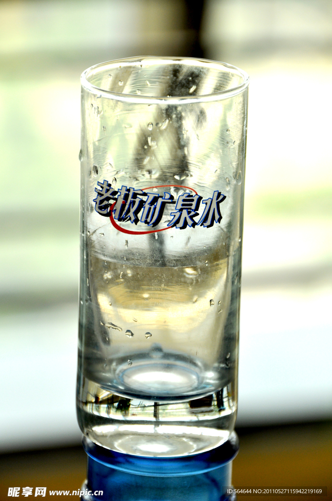 老板矿泉水杯子