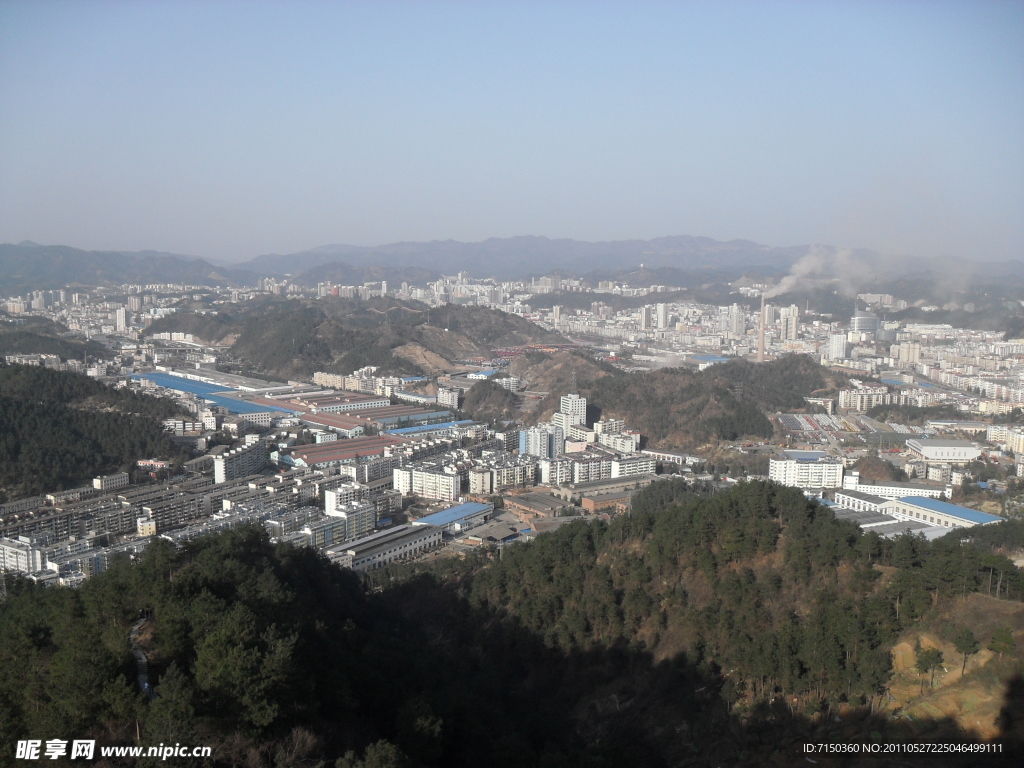 群山环绕的城市