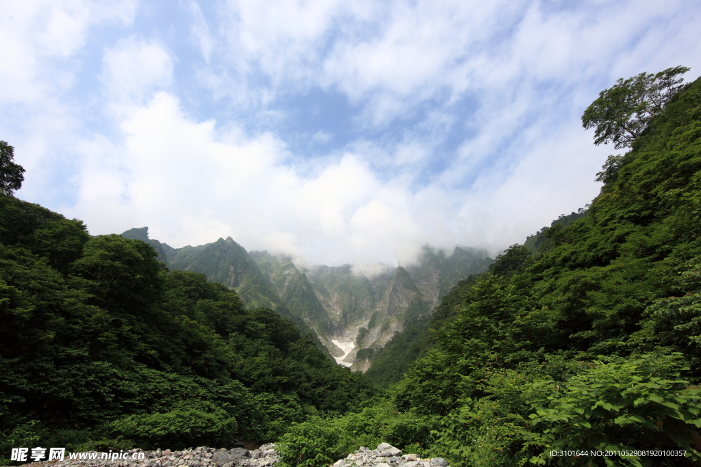 山沟残雪
