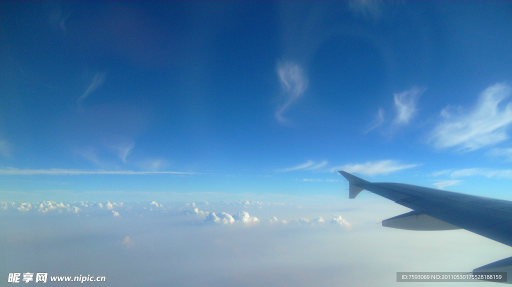 飞机上航拍的天空