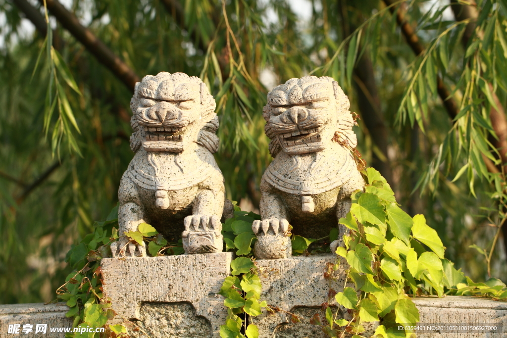 两个石狮子