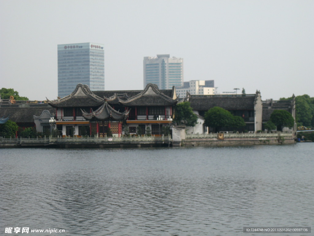 水岸古建筑