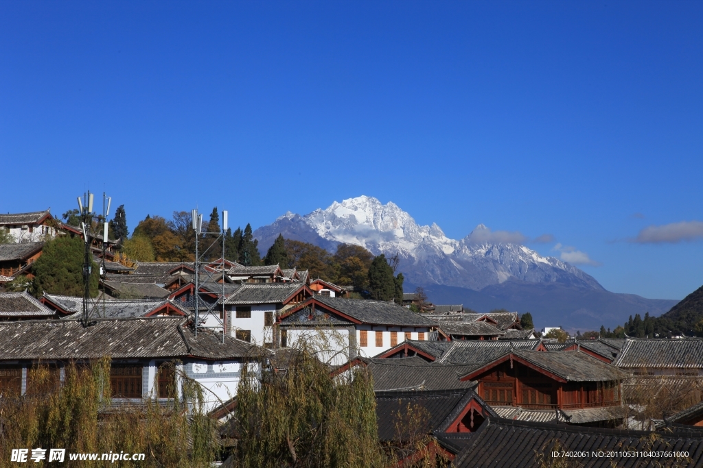 从丽江古城远眺玉龙雪山