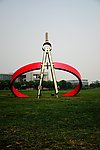 苏州高教区图书馆外圆规雕塑