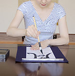 写毛笔字的美女