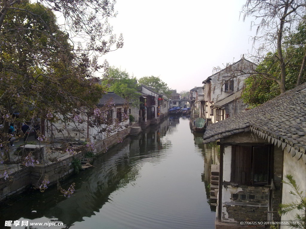 小河流水人家