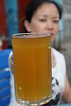 喝格瓦奇的女人