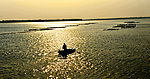 夕阳下的湖水