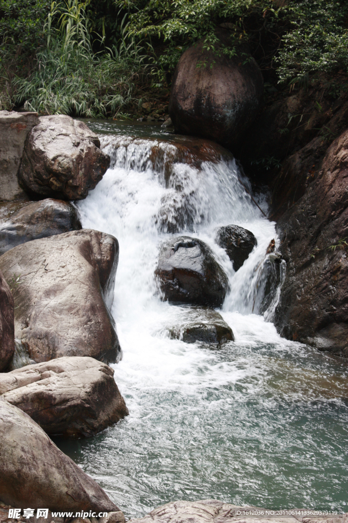 山间流水