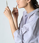 化妆的美女
