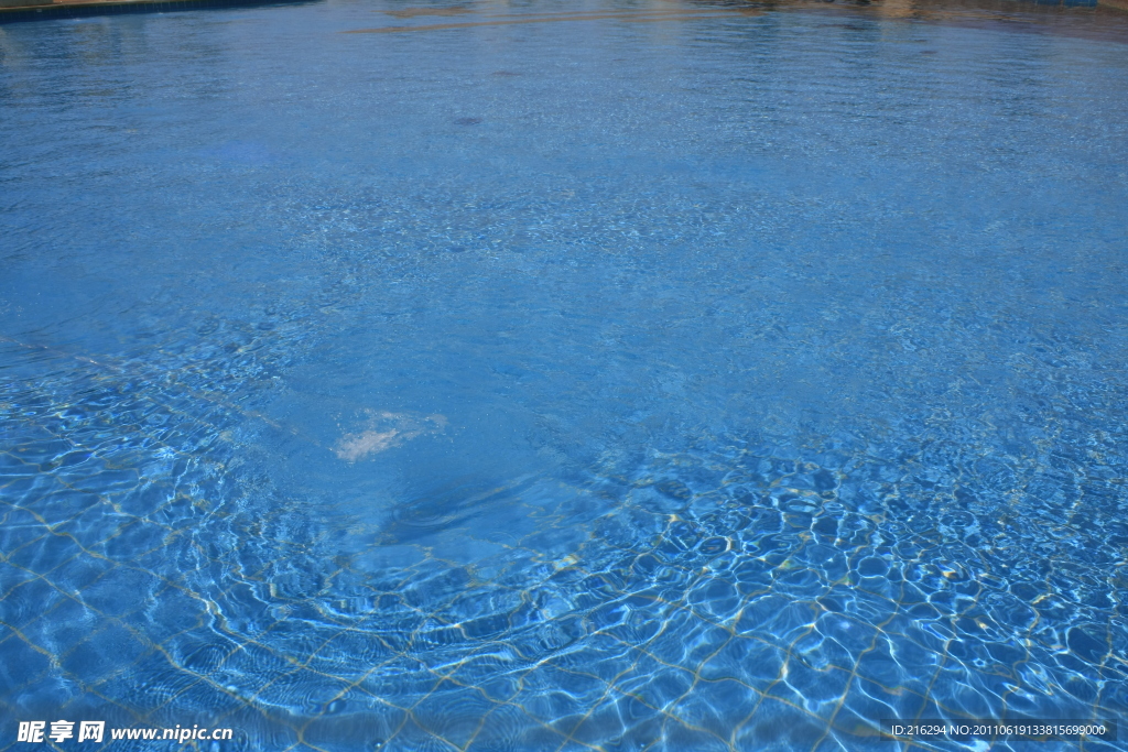 游泳池水蓝背景摄影高清图