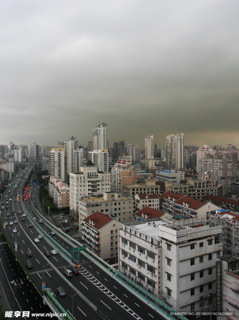 大暴雨来临之前的城市