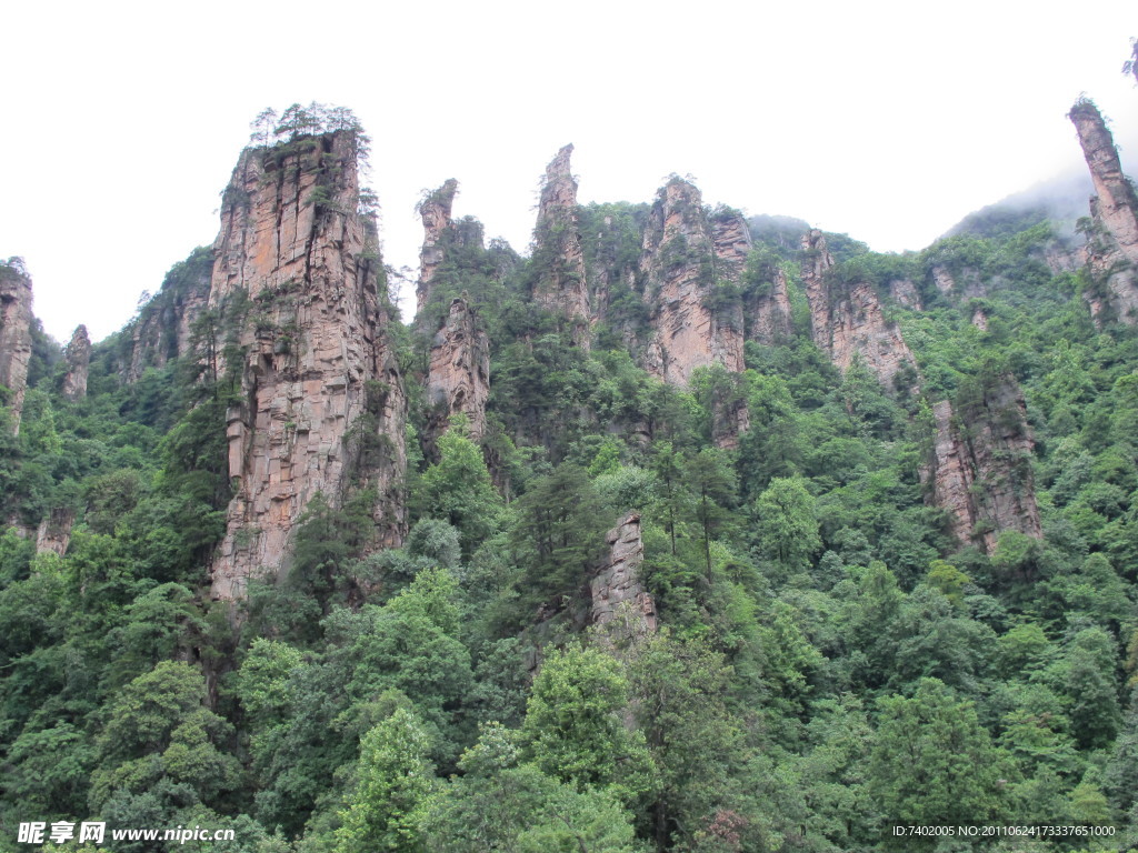 群峰耸立