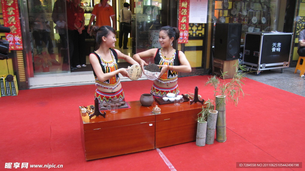 佤族姑娘茶艺表演