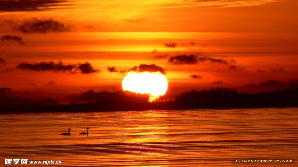 天鹅湖上的夕阳