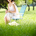 在草坪学习的美女
