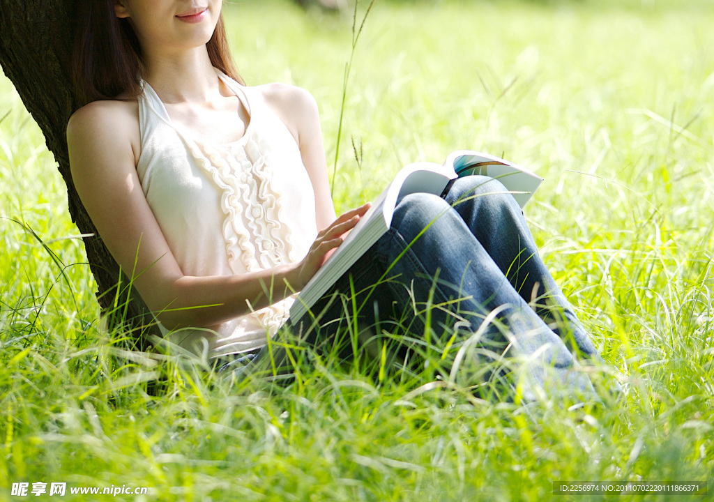 草坪看书的美女