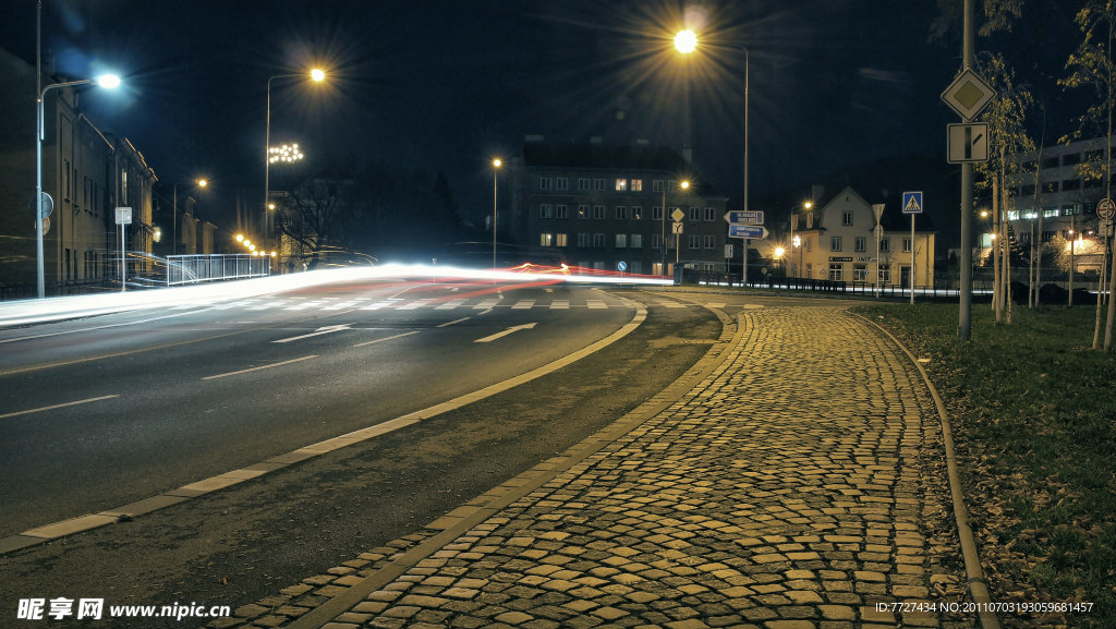 夜间道路